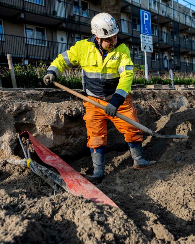 Netverder medewerker bezig met graven