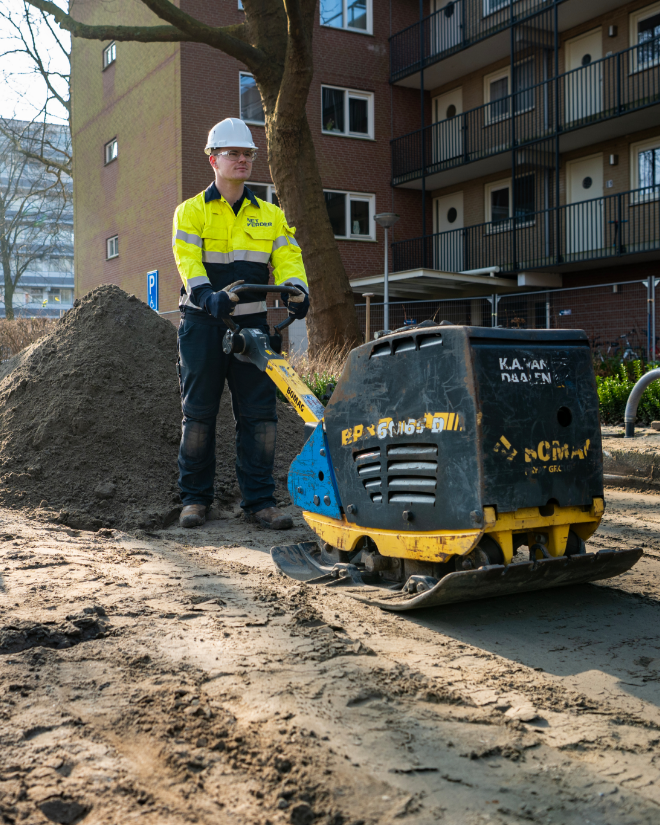 Netverder medewerker buiten aan het werk