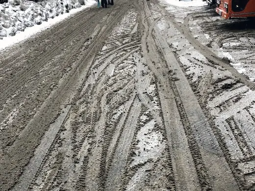 Dorfstrasse in Zermatt mit braunem Schneematsch