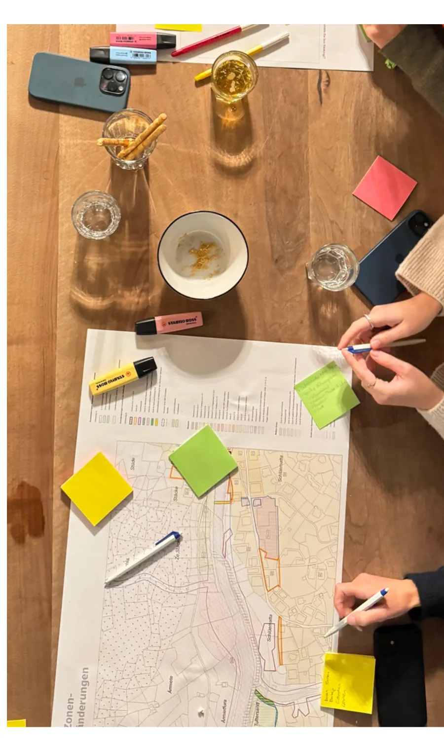 Vereinsmitglieder arbeiten am Zonenplan