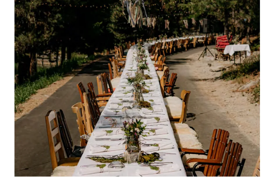 Lange gedeckte Tafel am See in Grächen