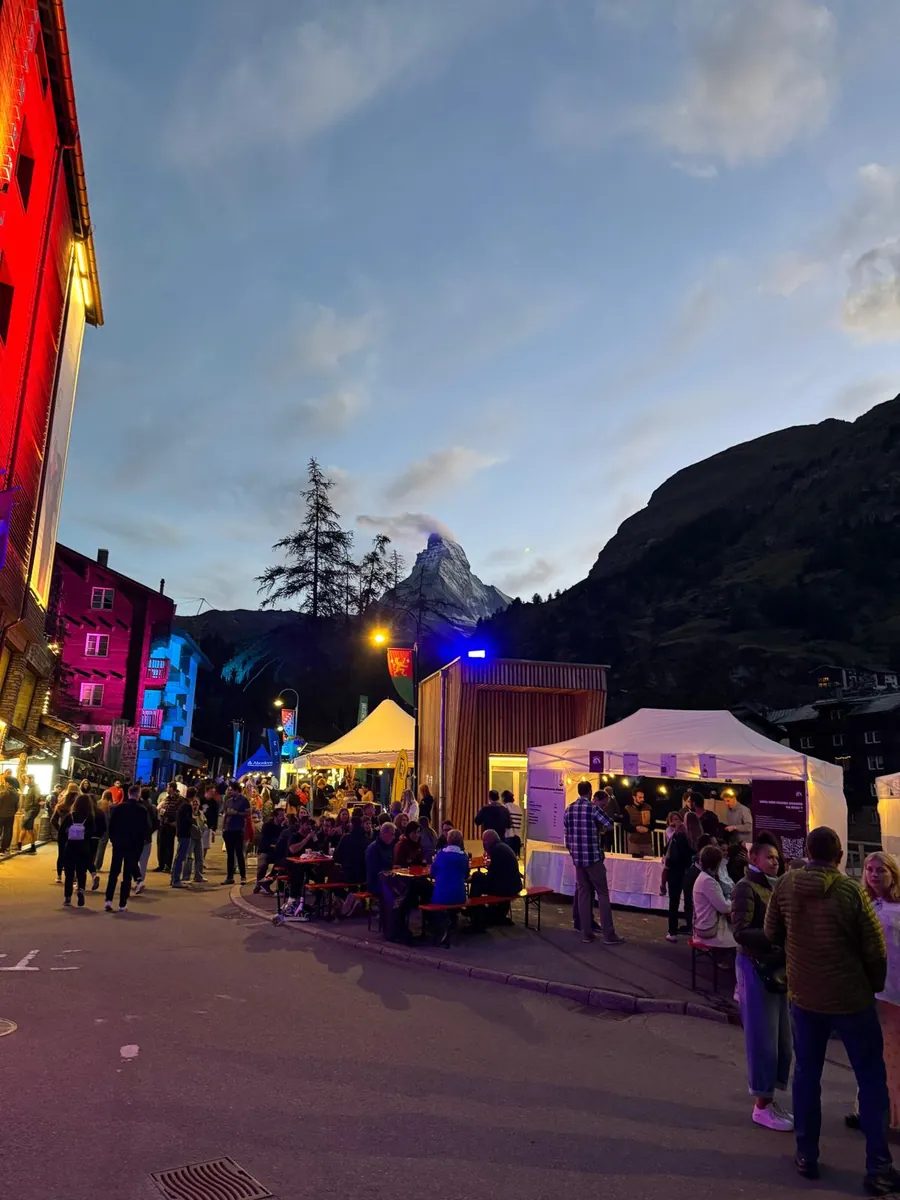 Beleuchtete Gasse während des Fests