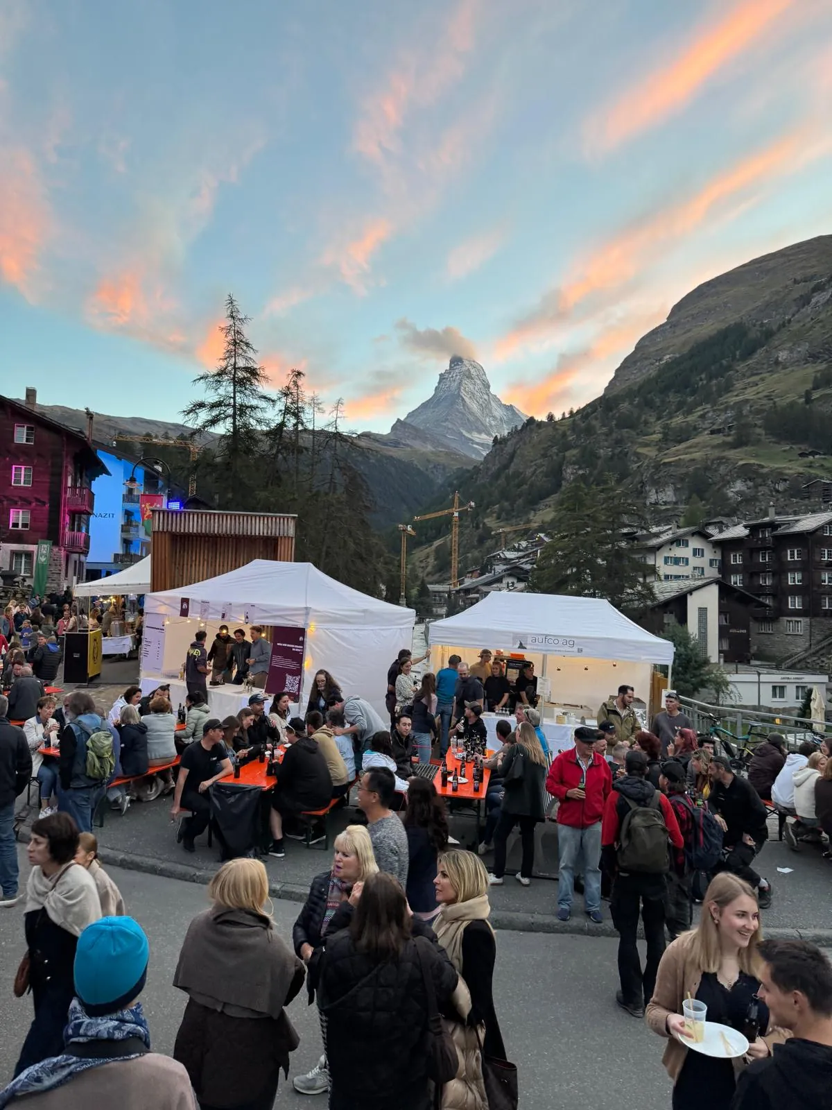 Publikum auf der Strasse beim Steimattufäscht, im Hintergrund das Matterhorn im Abendrot