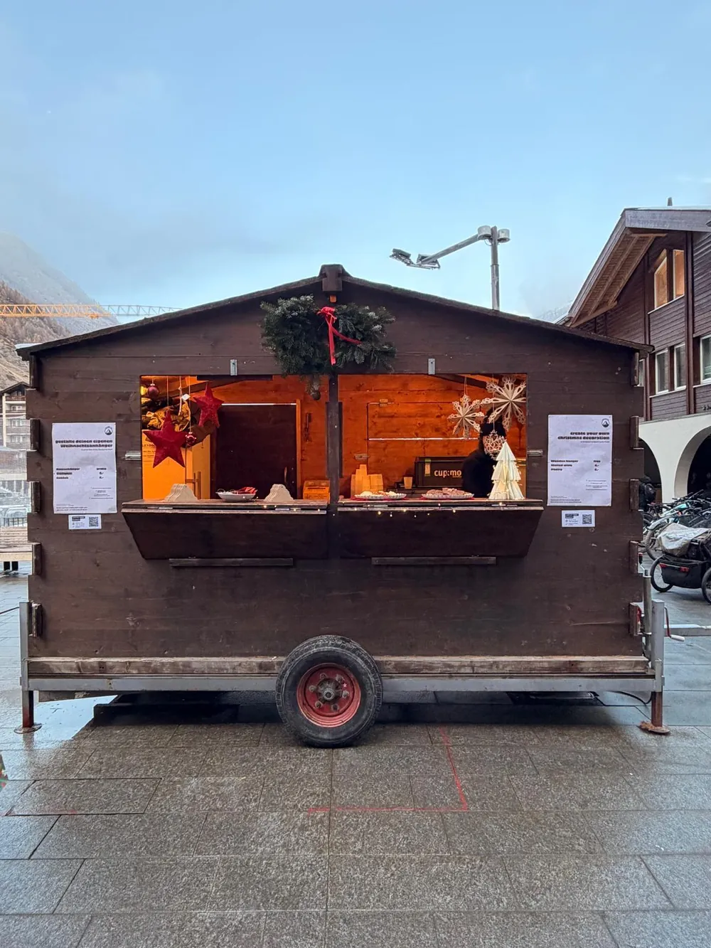 Das Eventschalet bei Tageslicht mit Aushängen