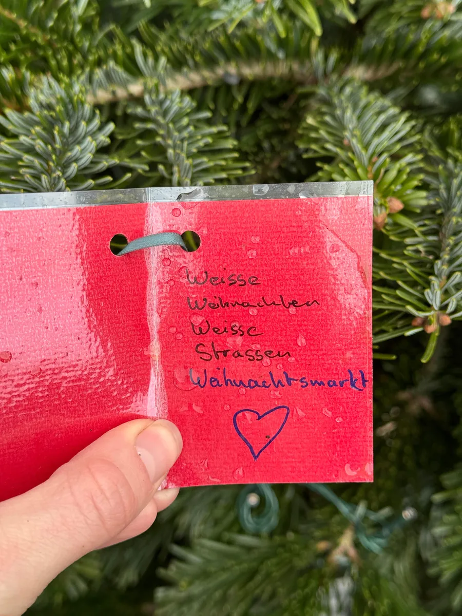 Wunsch auf einem Anhänger: Weisse Weihnachten, weisse Strassen, Weihnachtsmarkt