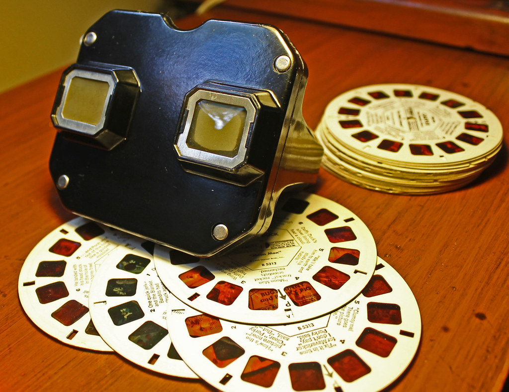 View-Master Model C, produced between 1946 and 1955 ("View-Master: Model C-3798" by Jack Pearce / CC BY-SA 2.0 via Flickr)