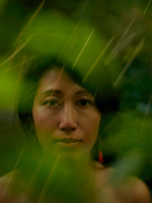 POrtrait of the founder Sophie Vo surrounded by green nature lights