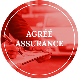 Person signing a document with the text 'AGRÉÉ ASSURANCE' over a red circular overlay.