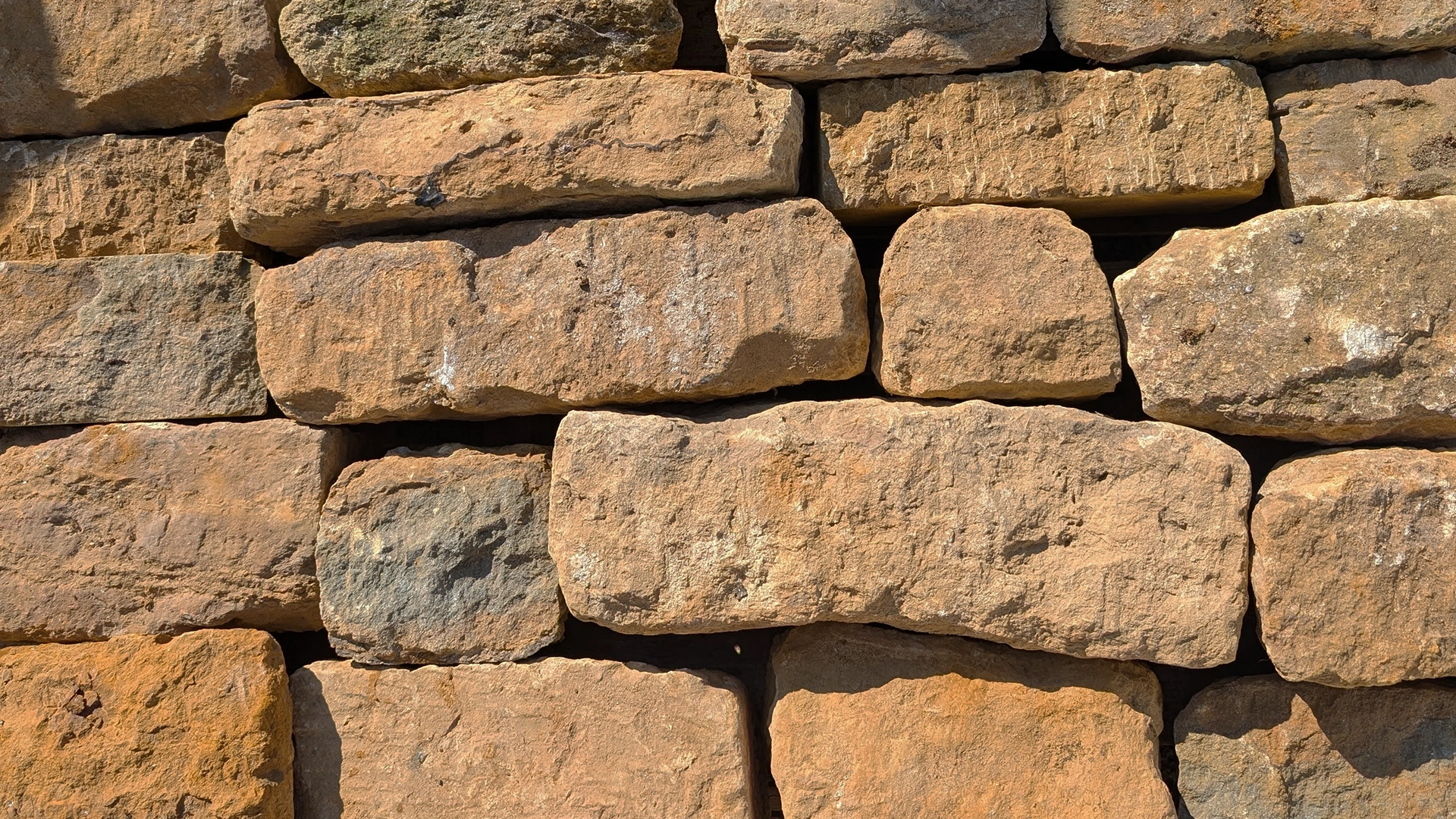 We supply high-quality Ironstone walling stone across Northamptonshire, Oxfordshire, Rutland, the Cotswolds, and surrounding areas, including new cropped or sawn-on-bed ironstone, reclaimed ironstone, cock and hen wall copings, and rubble walling stone.
