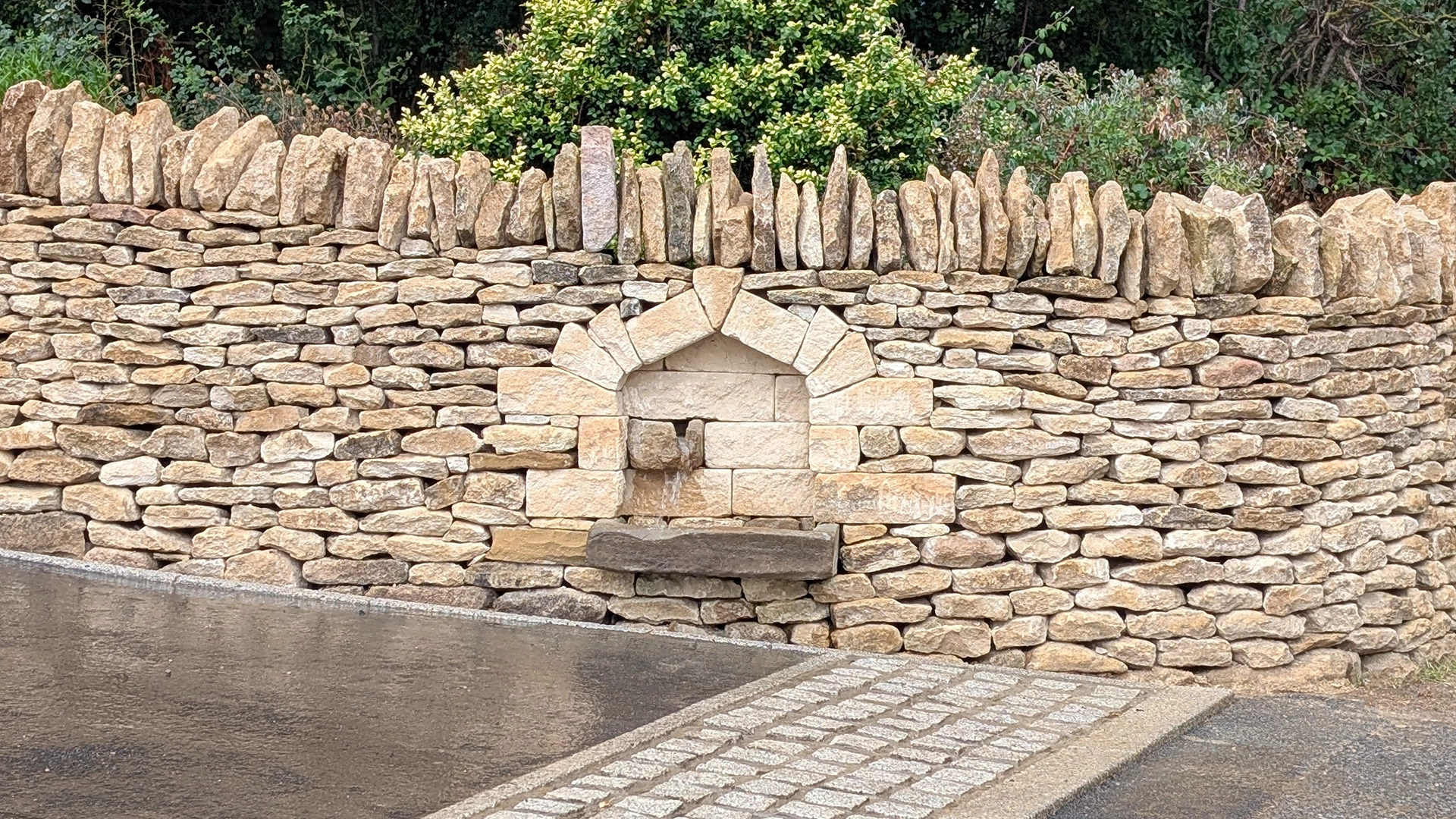 We supply high-quality limestone walling stone across Northamptonshire, Oxfordshire, Rutland, the Cotswolds, Lincolnshire, Leicestershire, and surrounding areas, with two attractive varieties available: Oundle Limestone and Cranford Limestone, each offering distinctive natural colour and character.