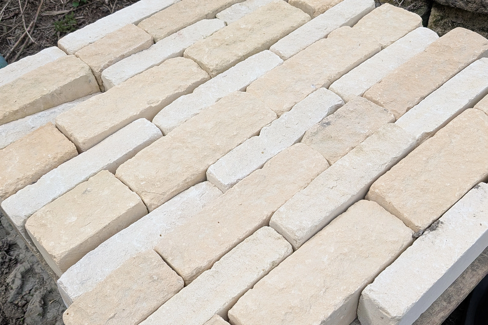 Sawn to uniform course heights, a perfect alternative to sawn Lincolnshire limestone