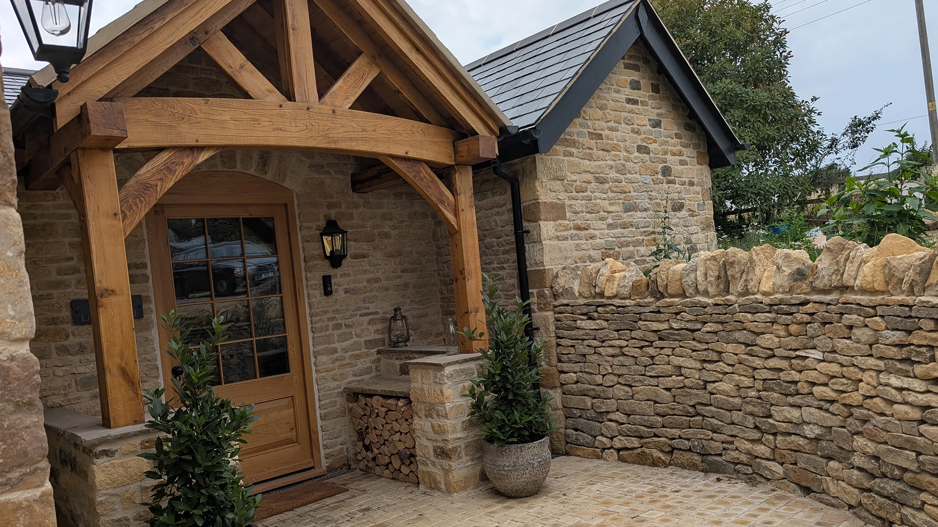 Reclaimed cropped limestone supplied to a job in Rutland. We supplied dry stone walling stone for the retaining walls.