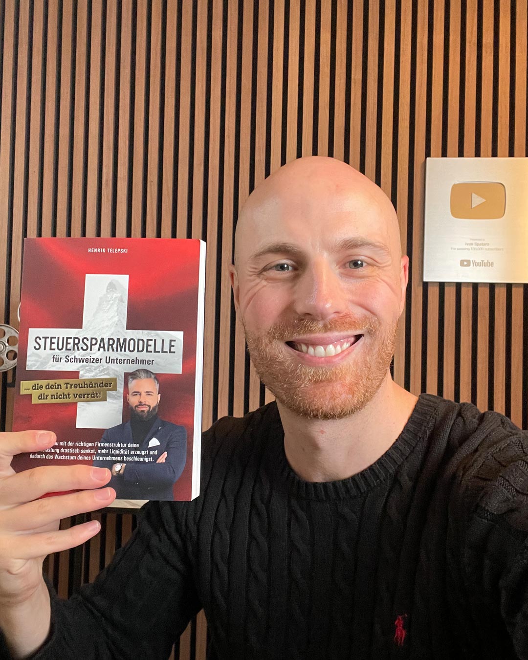 Leser-Testimonial Ivan Spataro mit dem Buch Steuersparmodelle für Schweizer Unternehmen in der Hand.