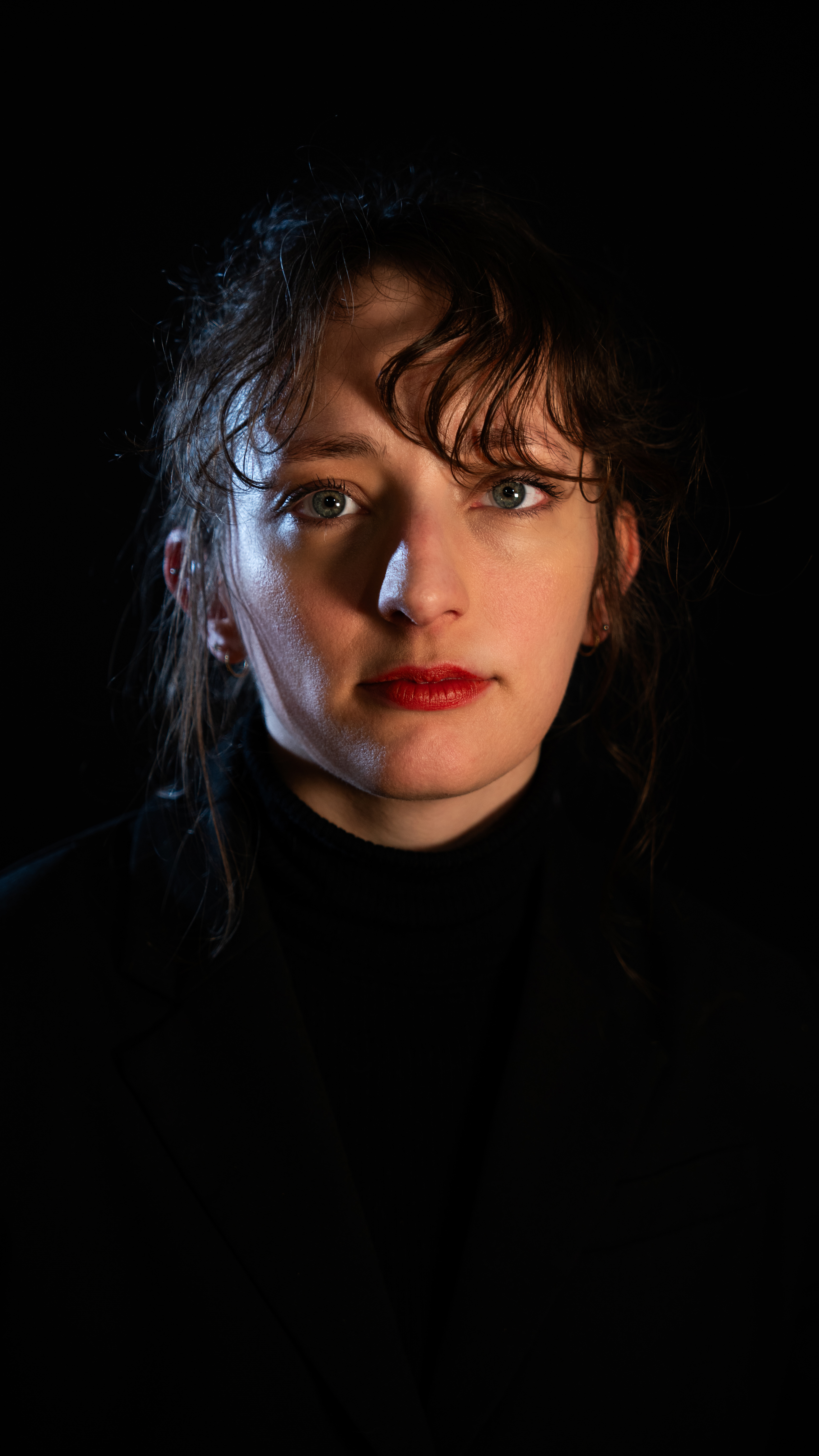 Solène Cairoli jouant de la contrebasse lors d'une réception jazz élégante