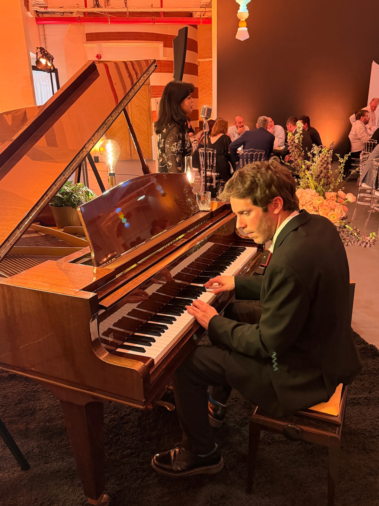Musiciens jazz en concert lors d’une réception de mariage élégante