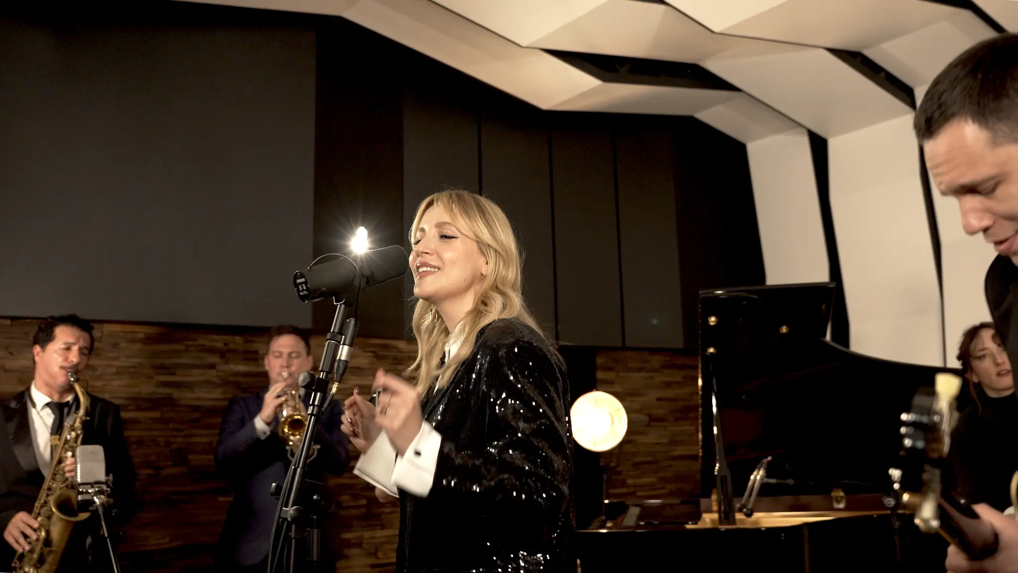 Groupe de jazz live avec chanteuse, piano et cuivres pour une soirée privée