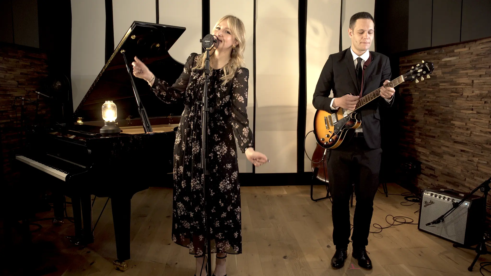 Chanteuse jazz et guitariste en concert lors d’une réception privée