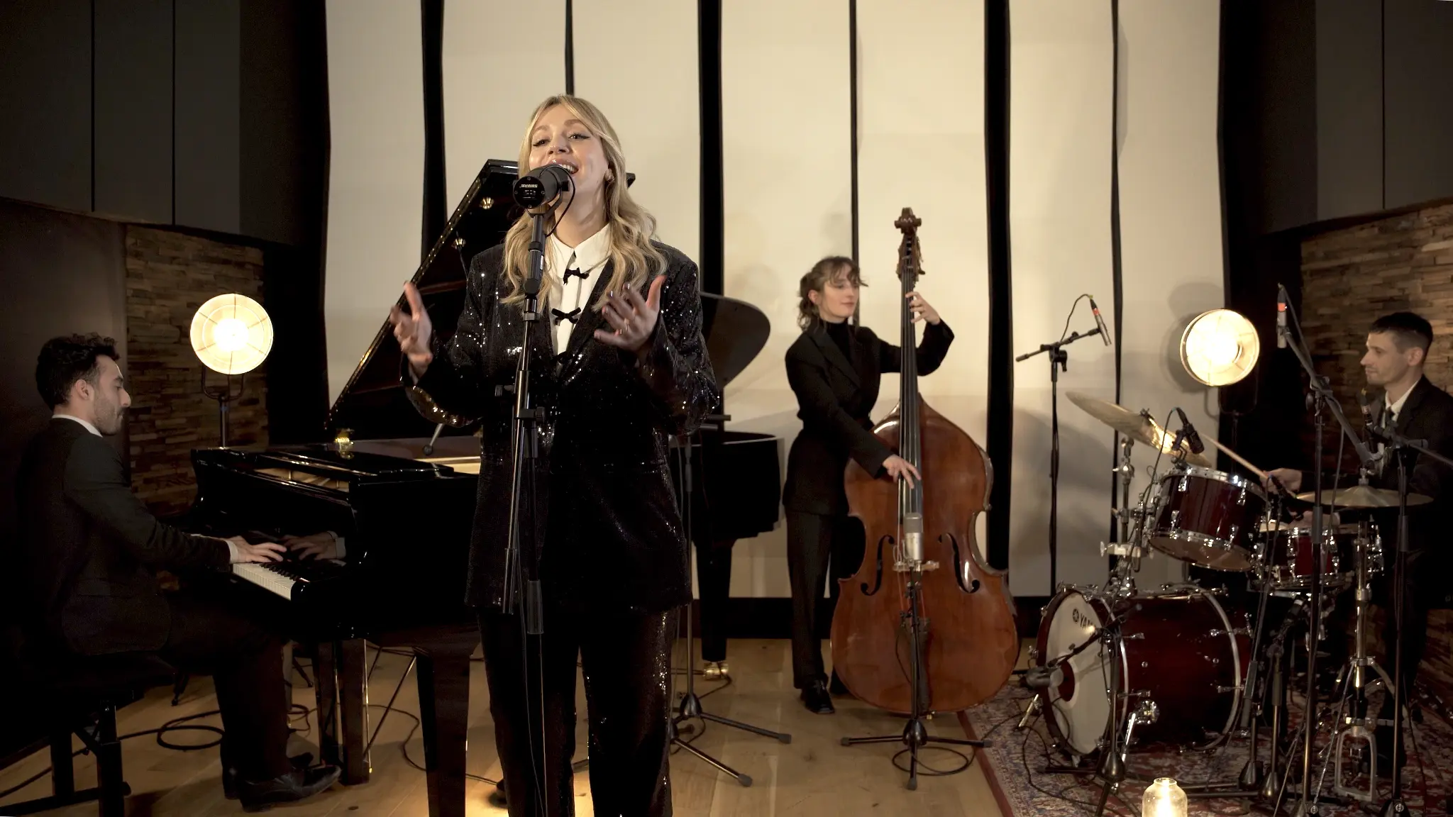 Groupe jazz avec chanteuse, piano, contrebasse et batterie pour un cocktail de mariage en bossa nova
