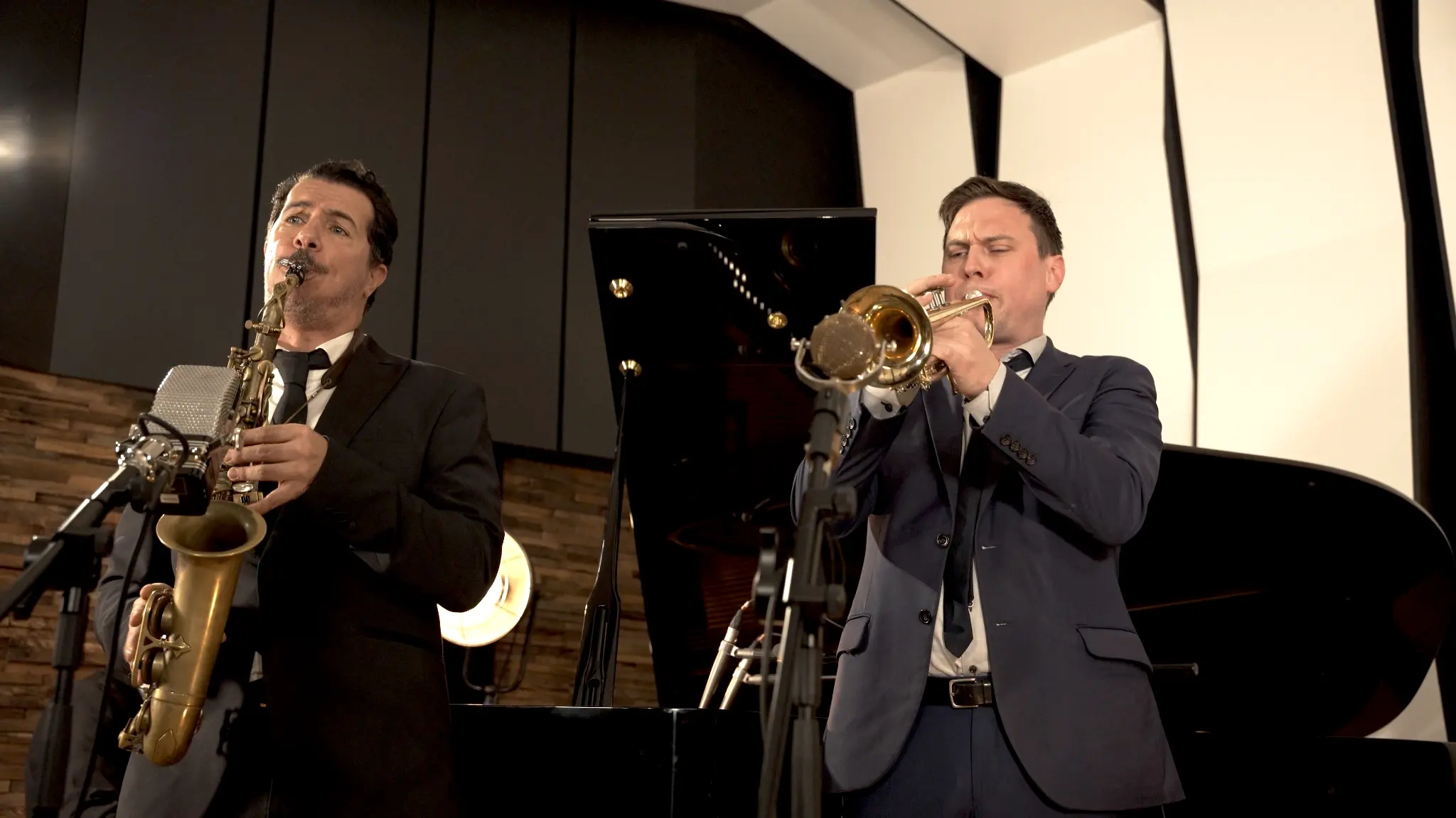Saxophoniste et trompettiste jazz en concert lors d’une cérémonie