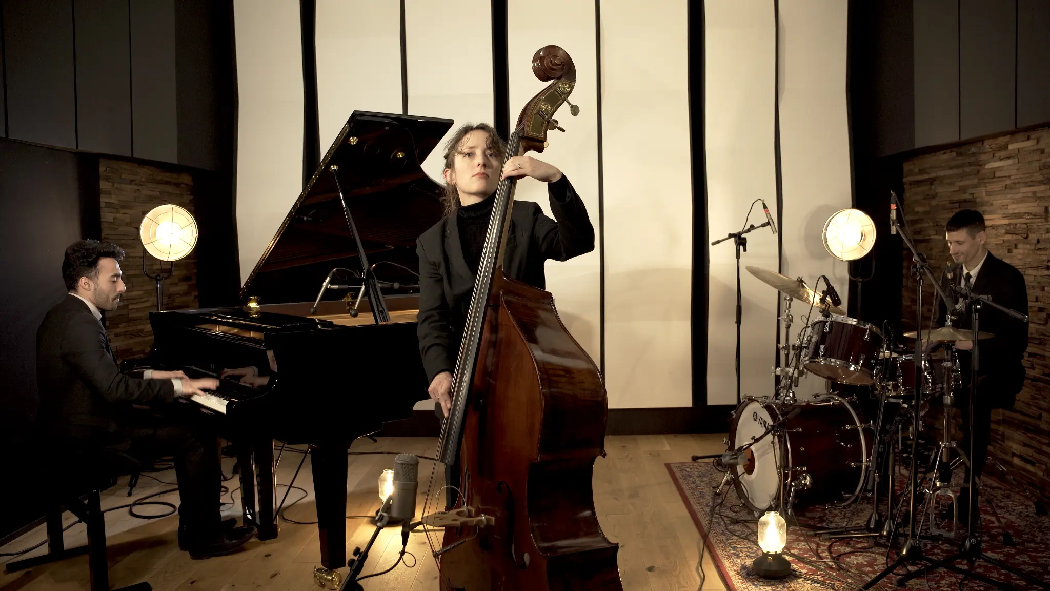 Quartet de jazz avec piano, contrebasse et batterie en concert