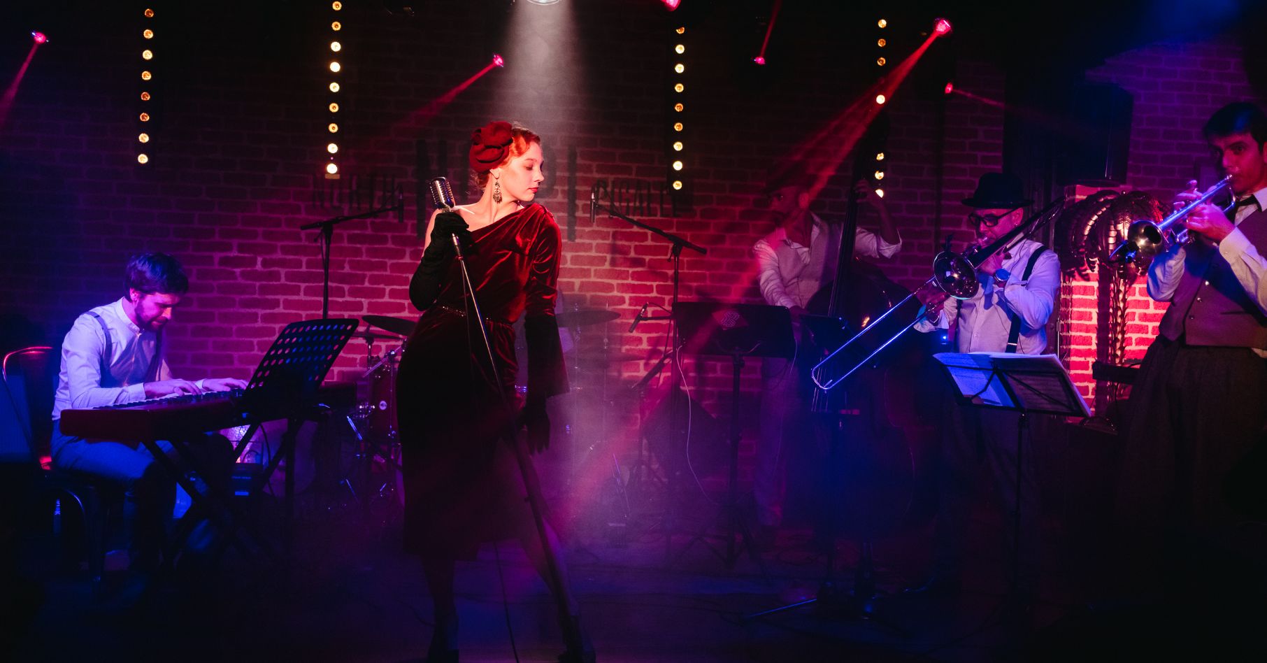 Chanteuse jazz lors d’une soirée Gatsby aux couleurs des Années folles