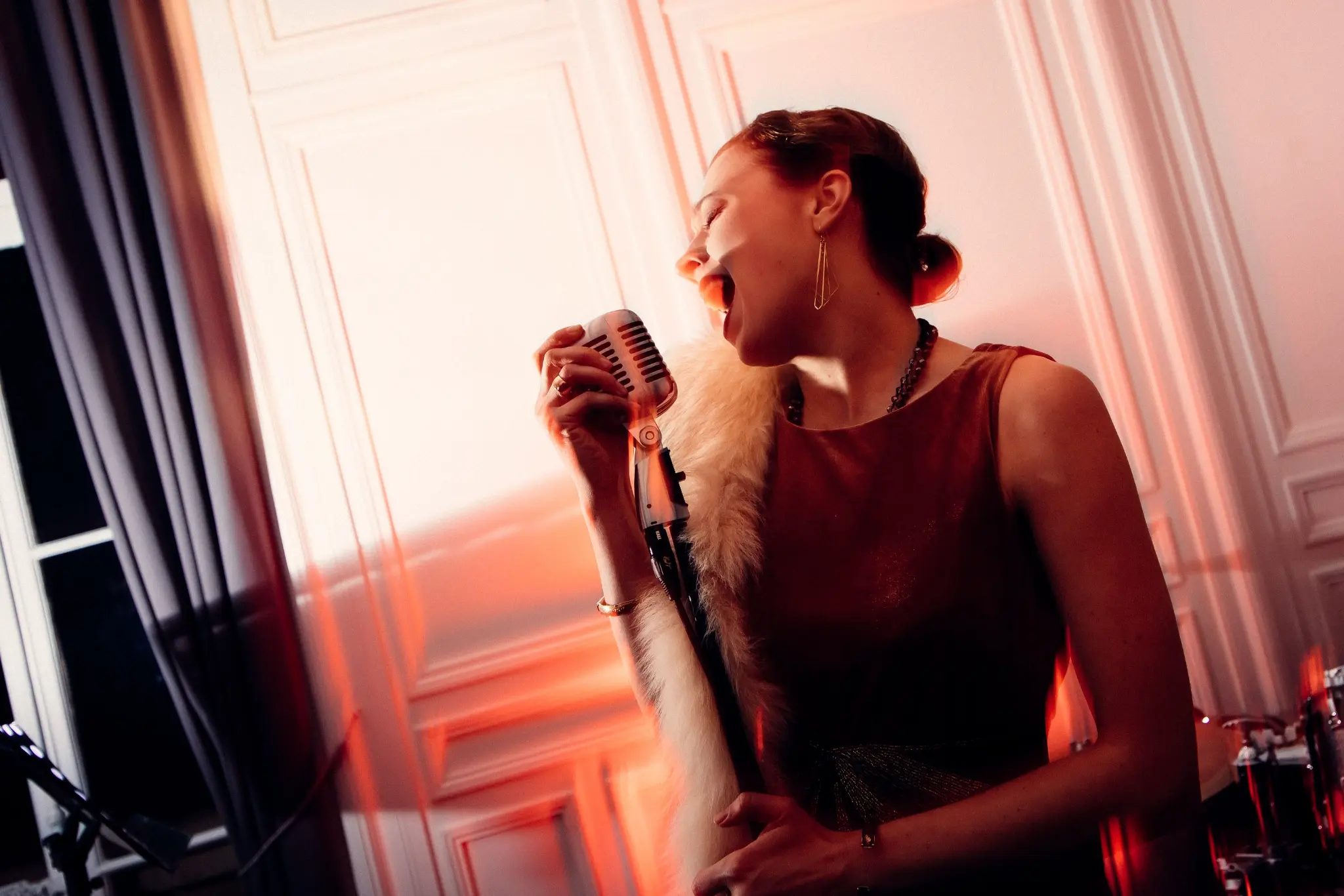Chanteuse jazz dans une ambiance Gatsby aux couleurs des Années folles