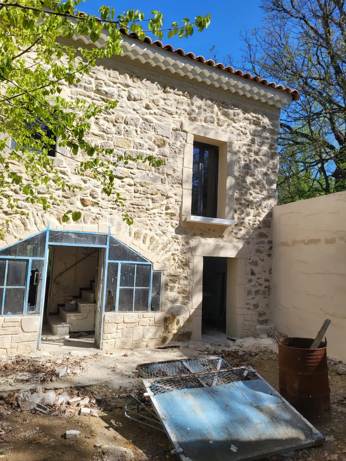 Rénovation d'une façade de maison à Alès, maçonnerie dans le Gard et l'Hérault.