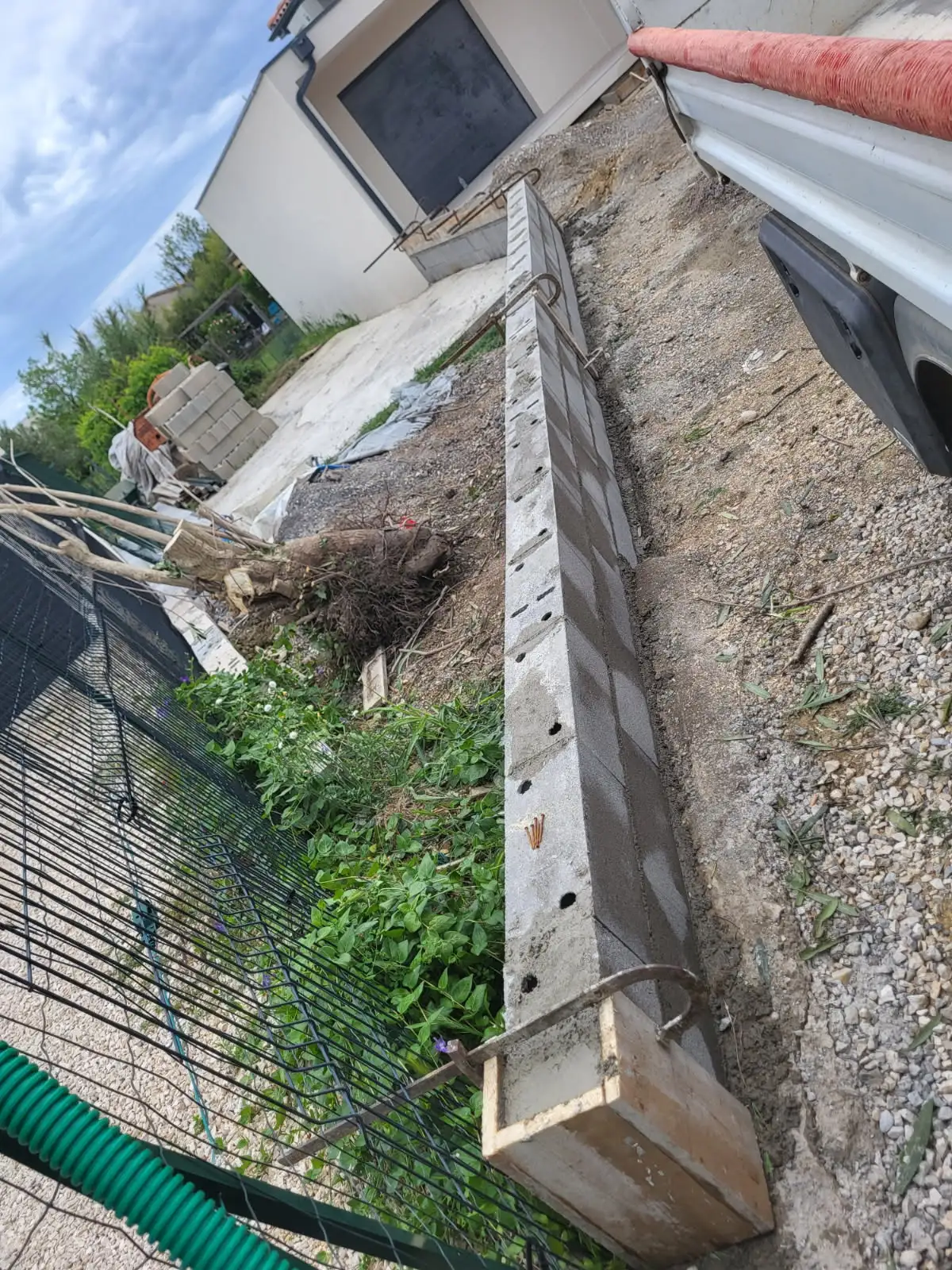 Travaux d'aménagement extérieur et de maçonnerie paysagère à Alès : construction de murs de clôture, murets, escaliers et terrasses dans le Gard et l'Hérault.