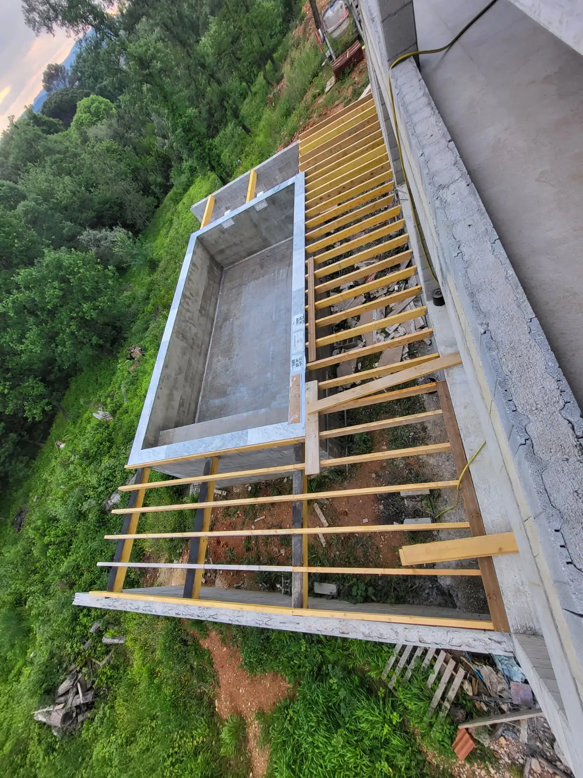Construction d'une piscine traditionnelle en béton, réalisée à Alès, dans le Gard et l'Hérault.