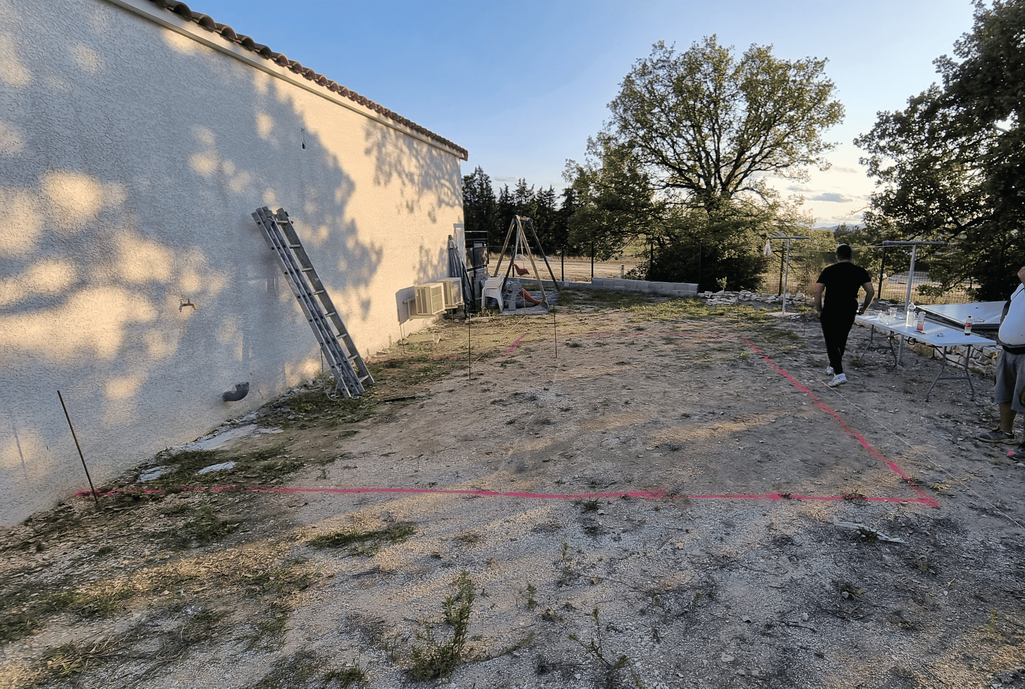 Traçage et implantation précis d'une future extension de 30m2 sur un chantier de construction à Alès.