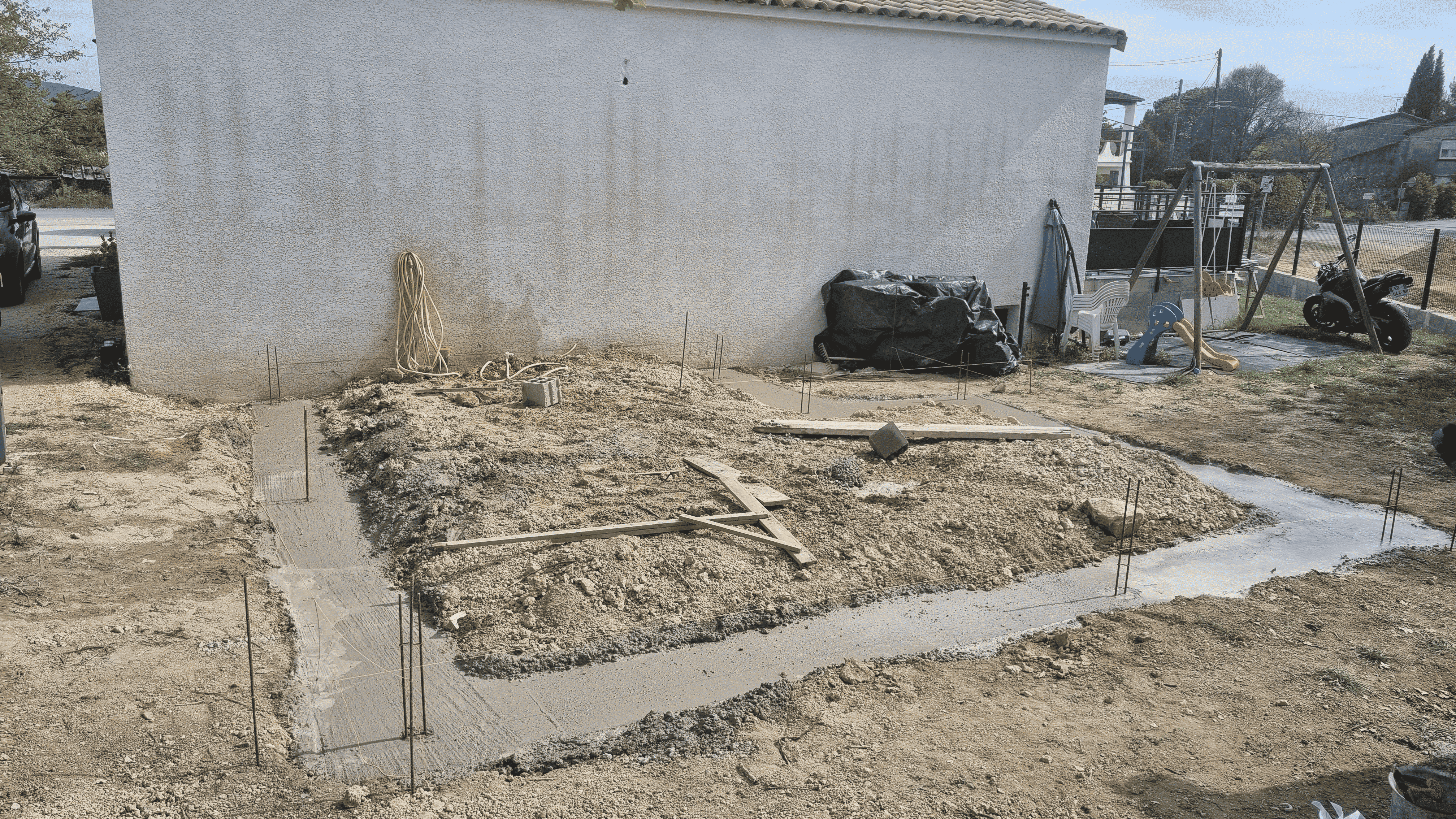Ferraillage et coulage de la fondation en béton pour une extension de maison de 30m2 sur un chantier à Alès.