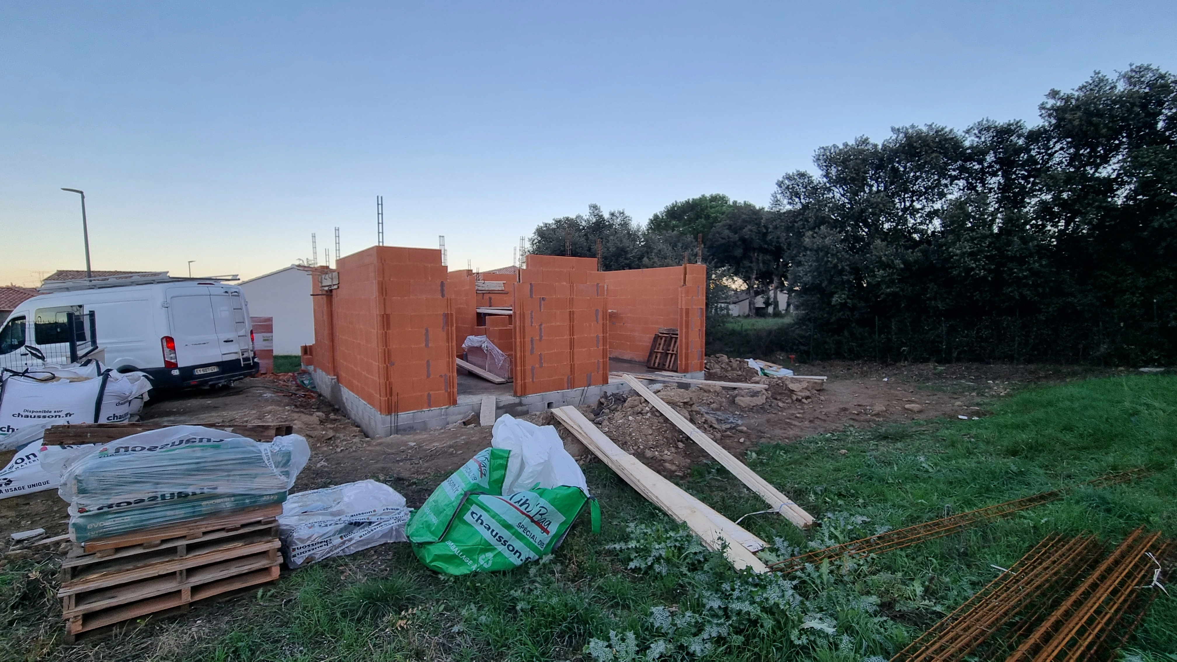Maçonnerie SAHIN - Chantier COMPS (30) : élévation des murs RDC en briques, construction maison individuelle Gard, gros œuvre terminé.