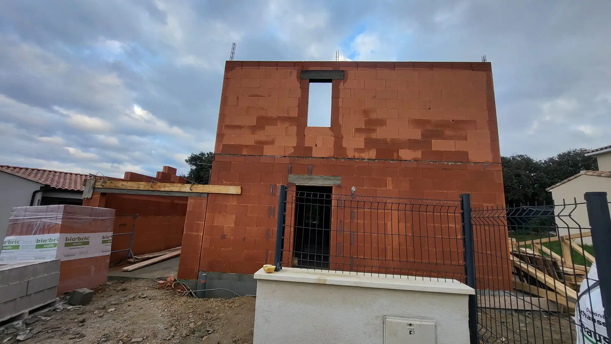 Maçonnerie SAHIN - Construction neuve COMPS Gard 30 : gros œuvre terminé avec élévation des murs d'étage achevée.