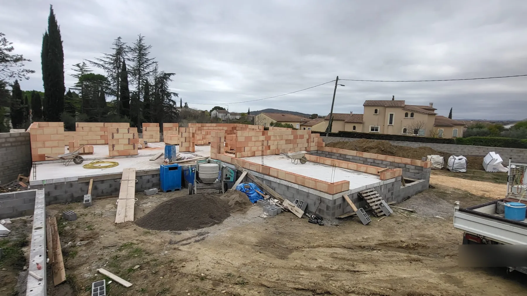 Élévation des murs en brique d’une maison individuelle près d’Alès
