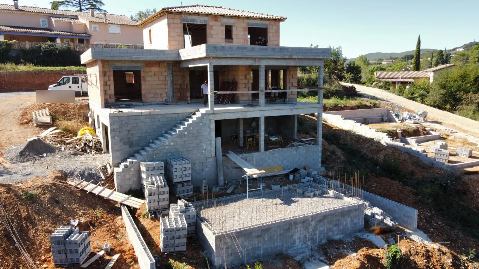 Villa en construction sur trois niveaux sur un terrain en pente près d’Alès, gros œuvre réalisé par Maçonnerie Sahin