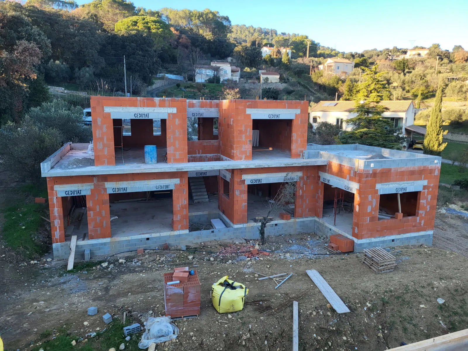 Villa en brique avec étage et terrasses terminée au stade gros œuvre dans le Gard