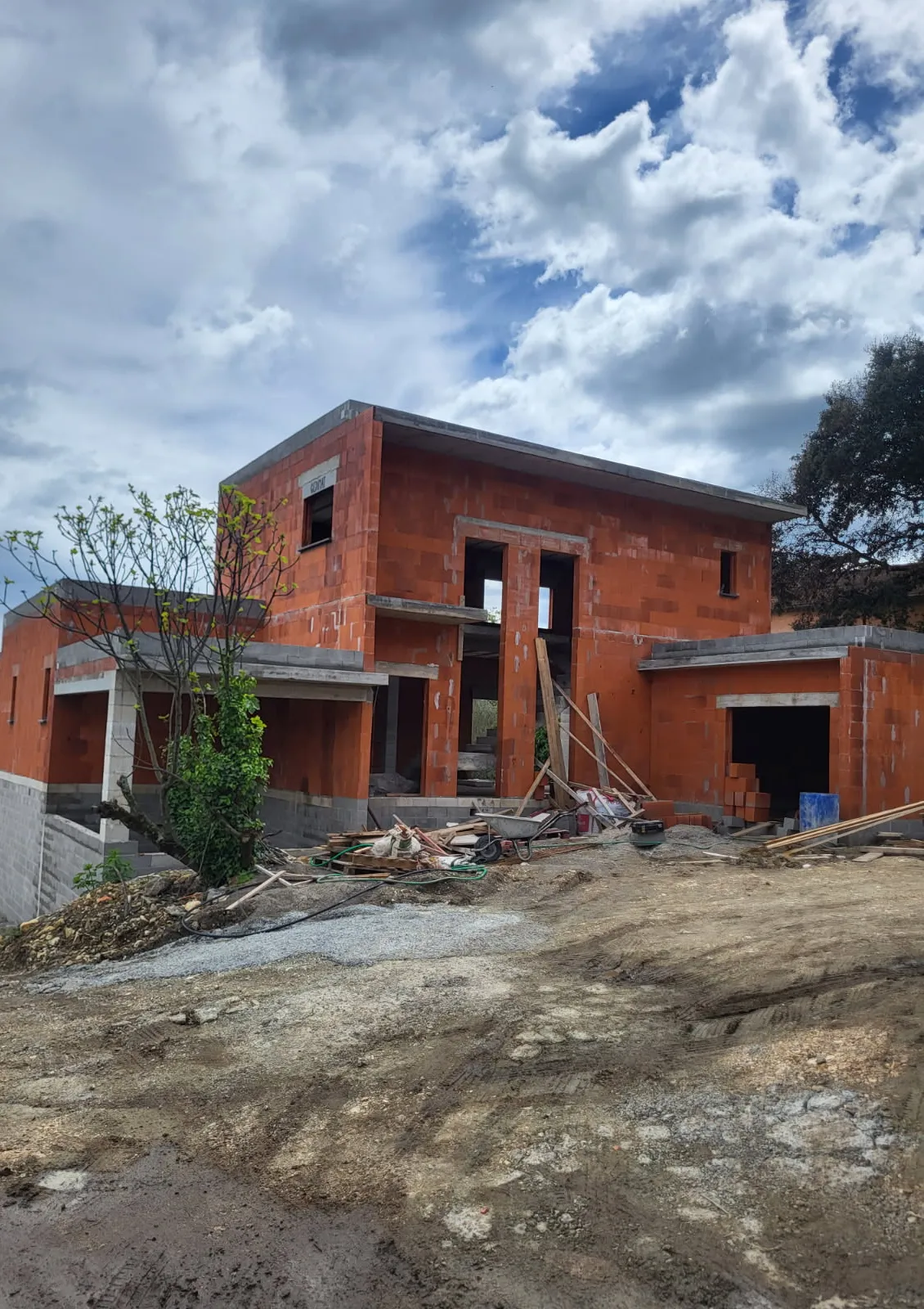 Maison contemporaine à toit plat en construction