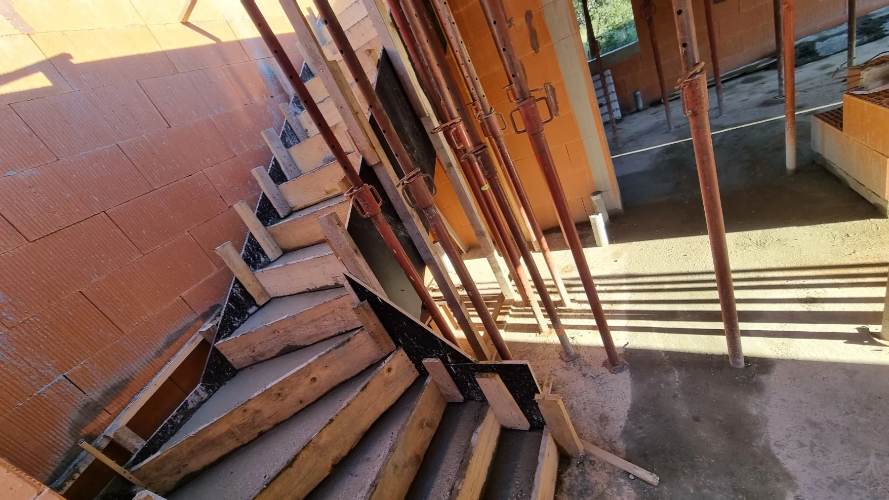 Coffrage d’un escalier tournant en béton coulé sur place