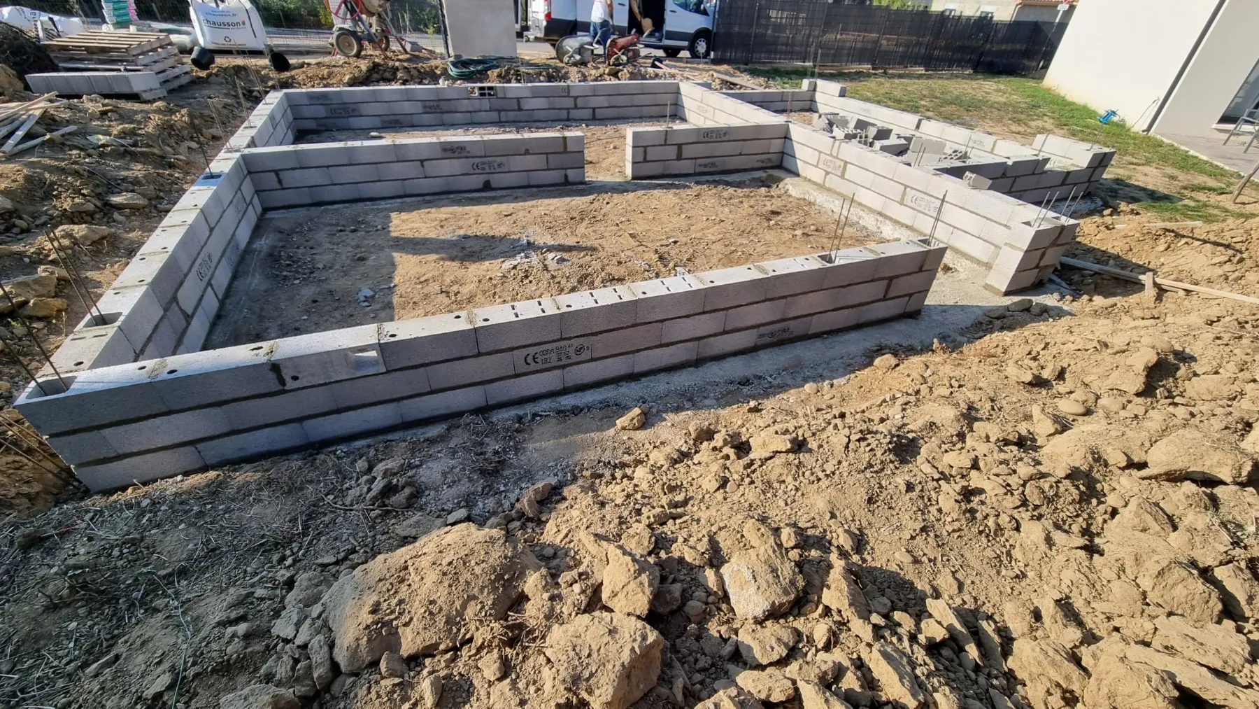 Soubassement d’une grande maison avec plusieurs pièces