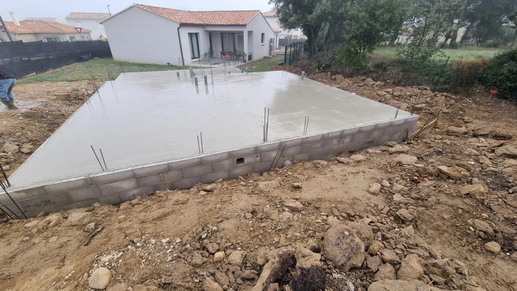 Dalle béton coulée sur soubassement en parpaing