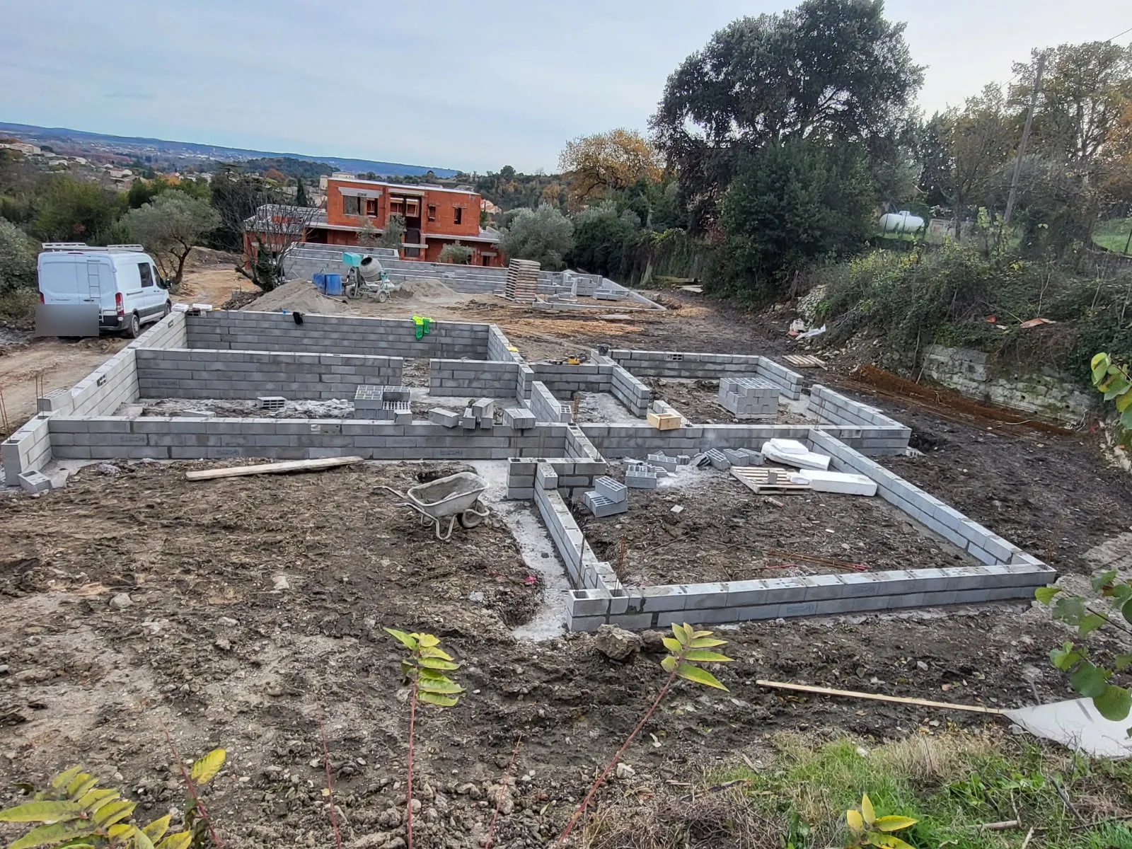Soubassement en parpaing monté sur les fondations d’une maison
