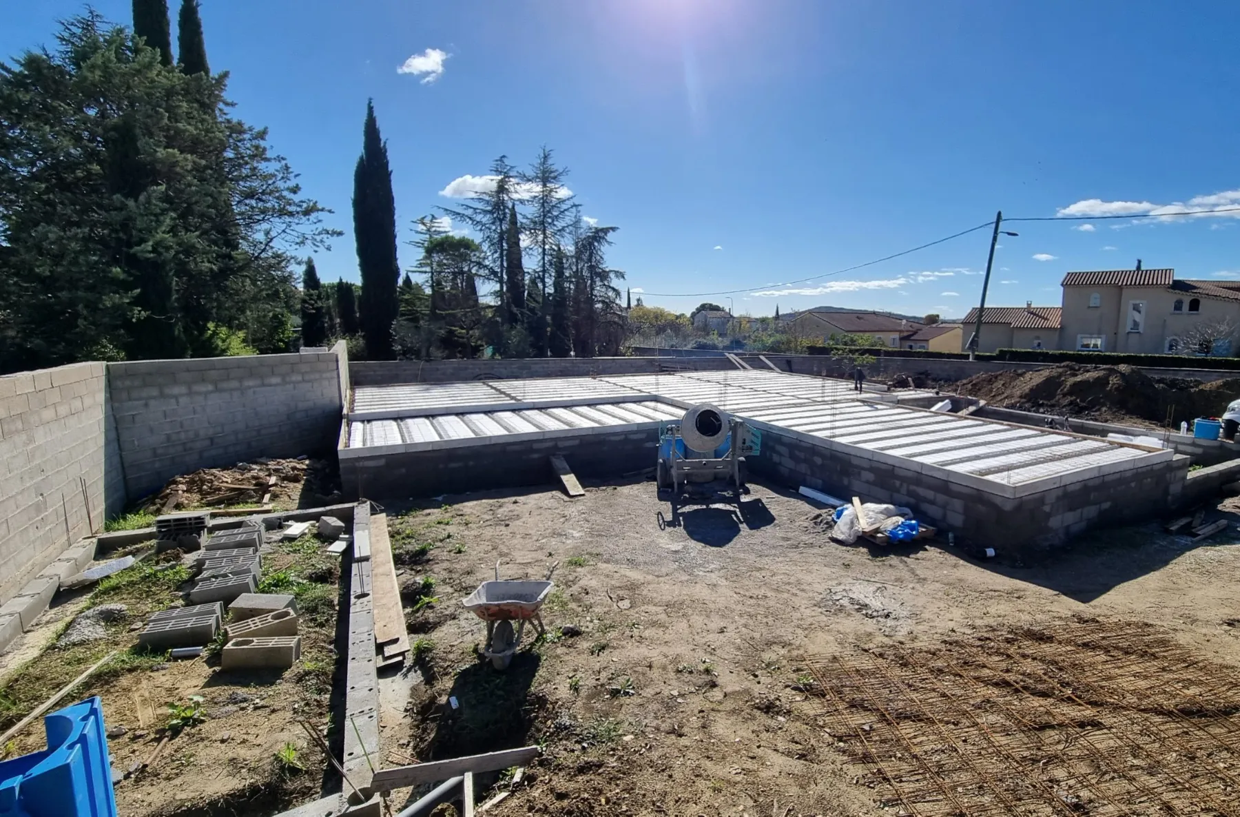 Plancher poutrelles-hourdis posé sur le soubassement d’une maison neuve