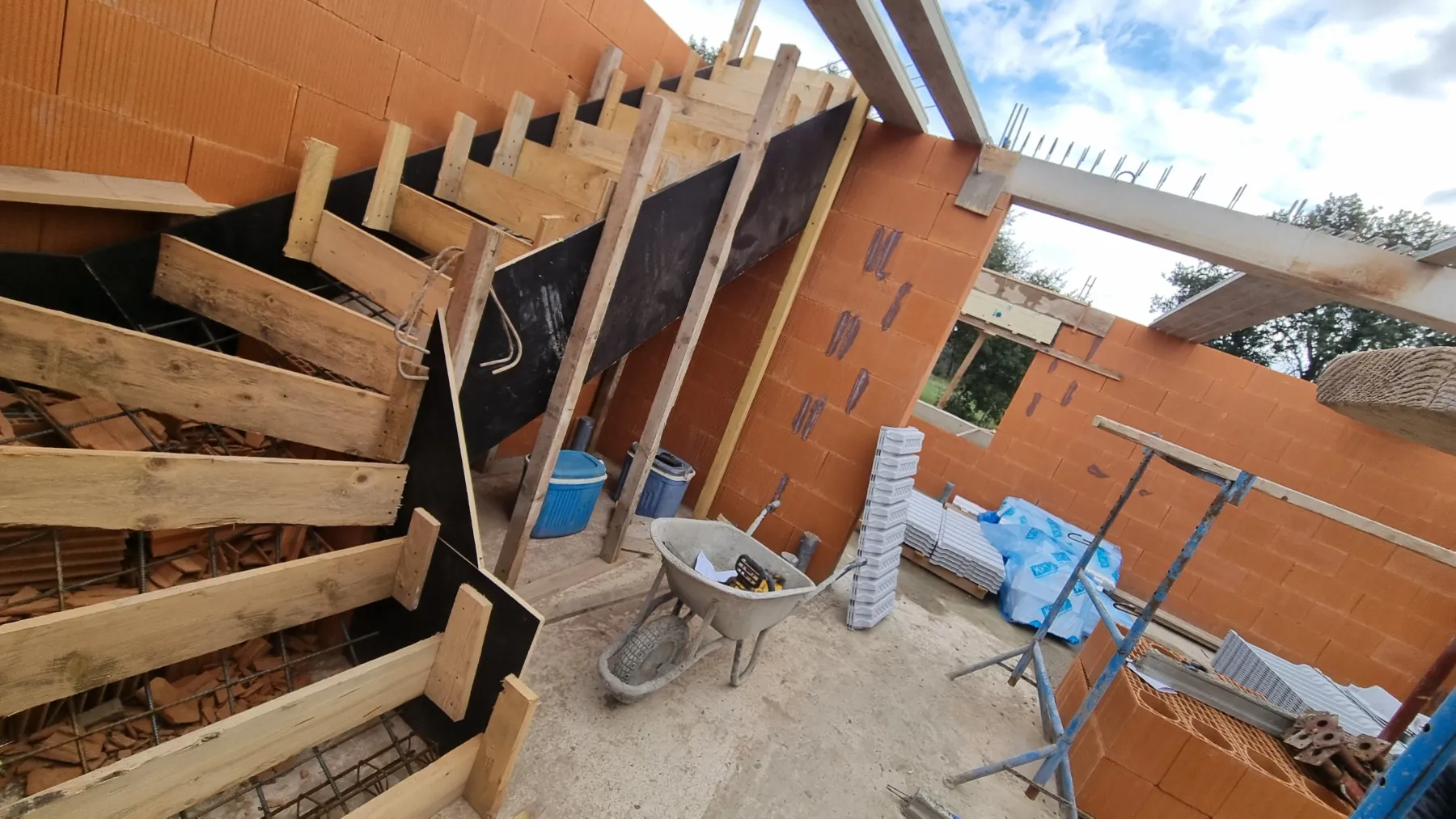 Coffrage d’un escalier en béton menant à l’étage