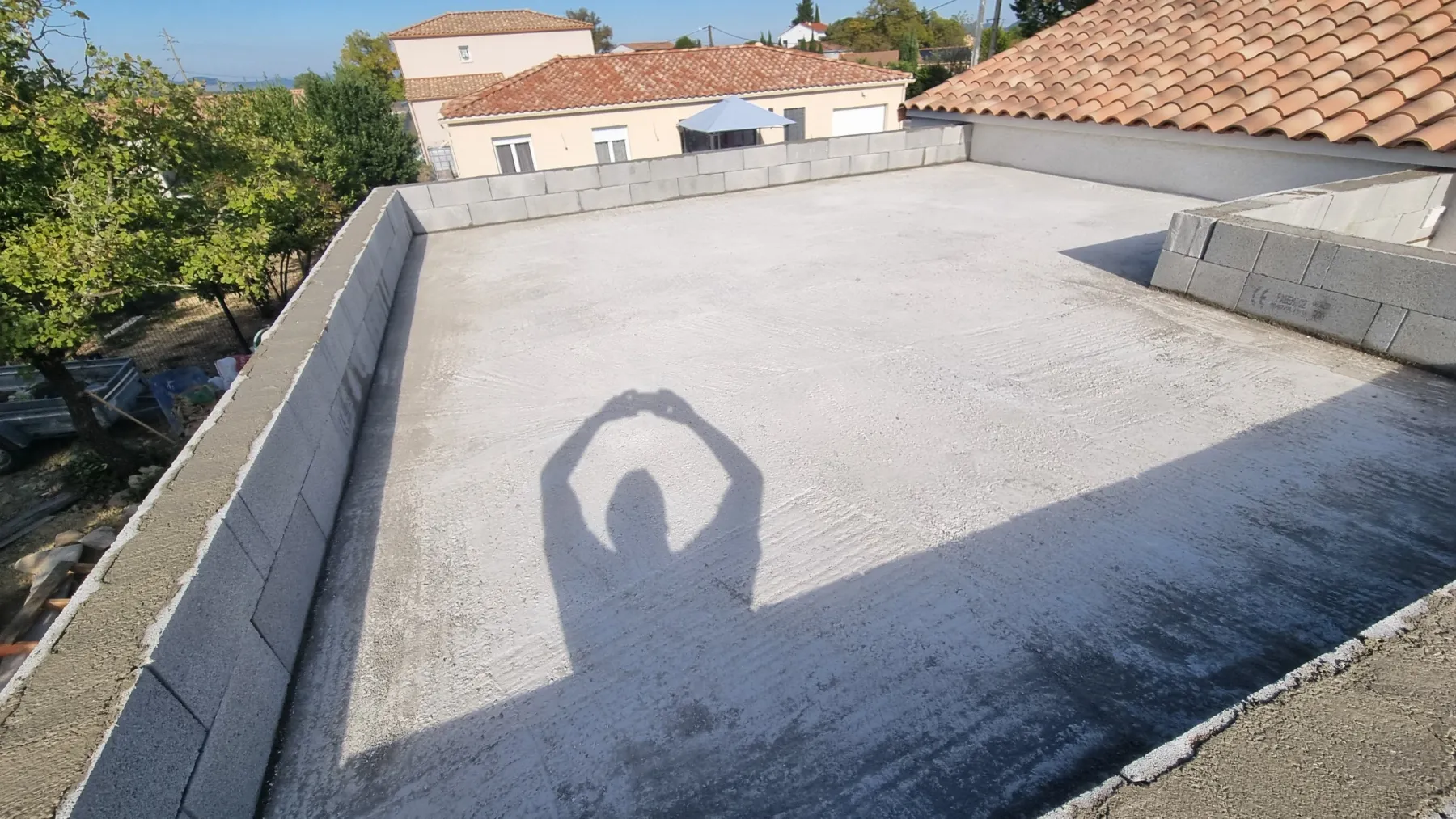 Toiture-terrasse béton avec acrotères en parpaing