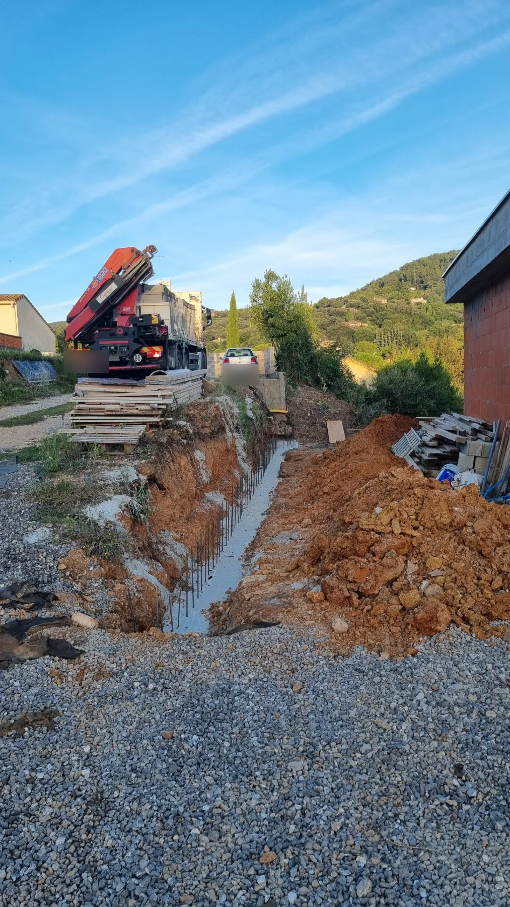 Tranchée de fondation ferraillée avant coulage du béton