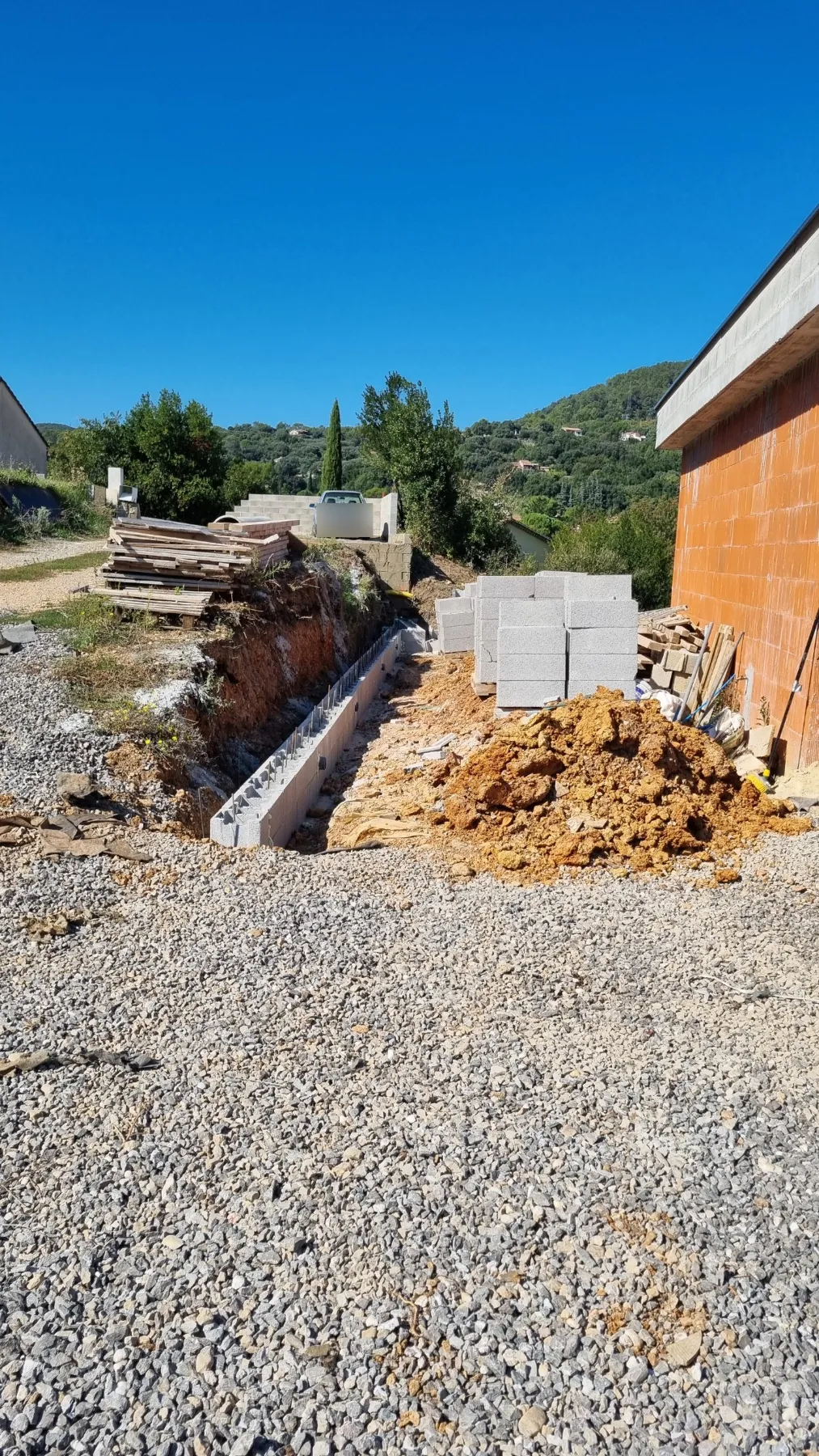 Mur de soutènement sur sa semelle en béton