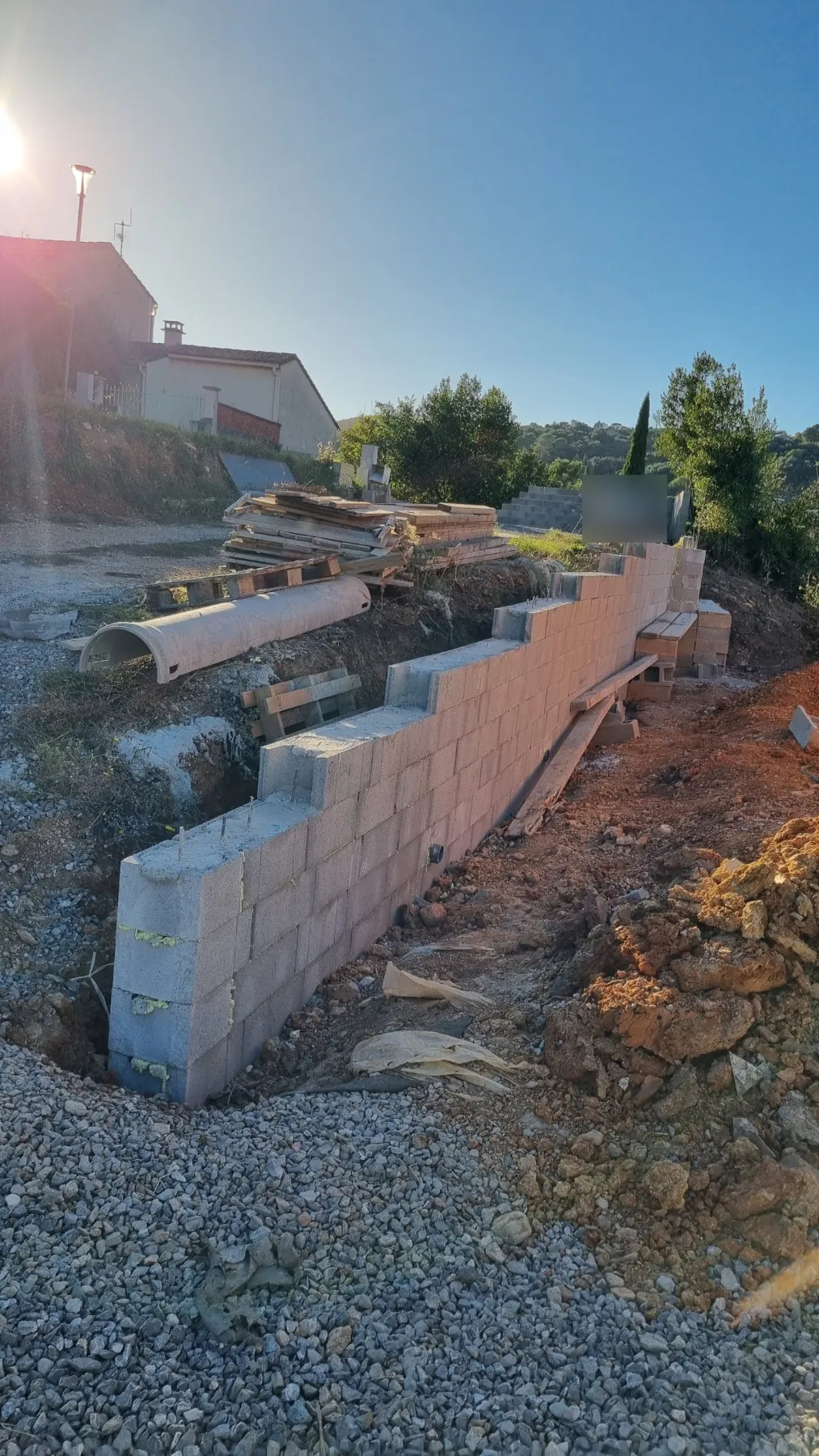 Mur de soutènement en parpaing en escalier