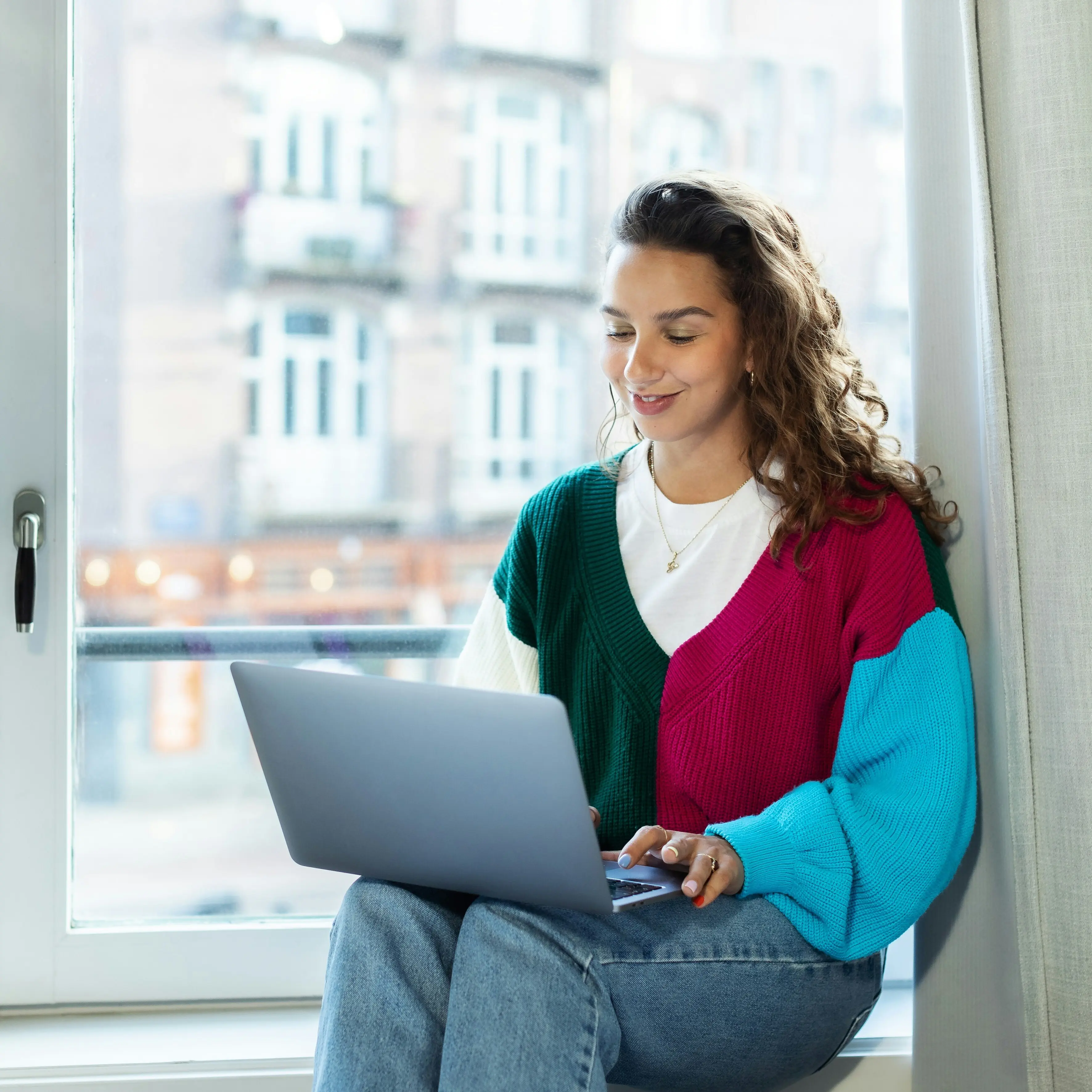 Hombre latino revisando su celular en la calle.
