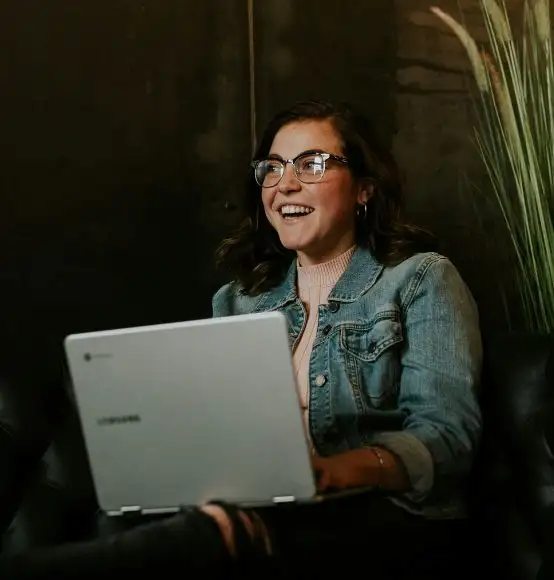 Hombre latino revisando su celular en la calle.