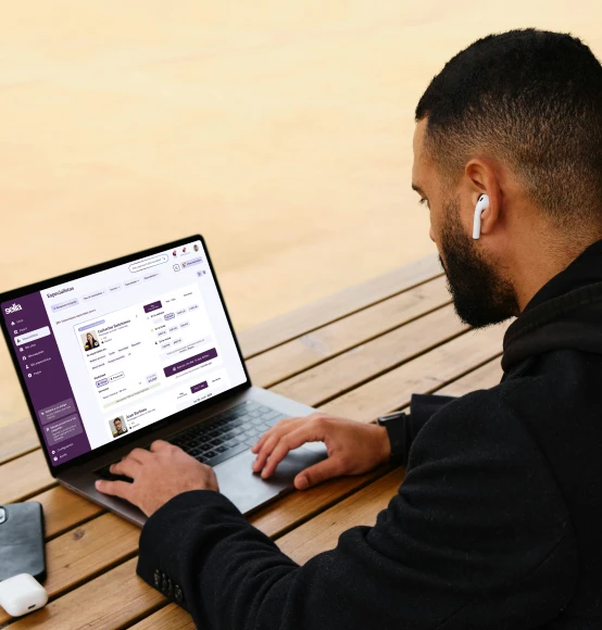 Hombre latino revisando su celular en la calle.